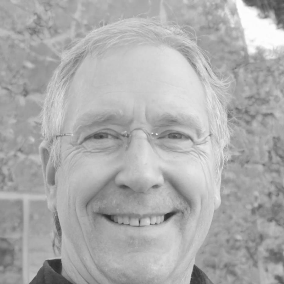 Foto do diretor Henrique Tavares em ambiente profissional